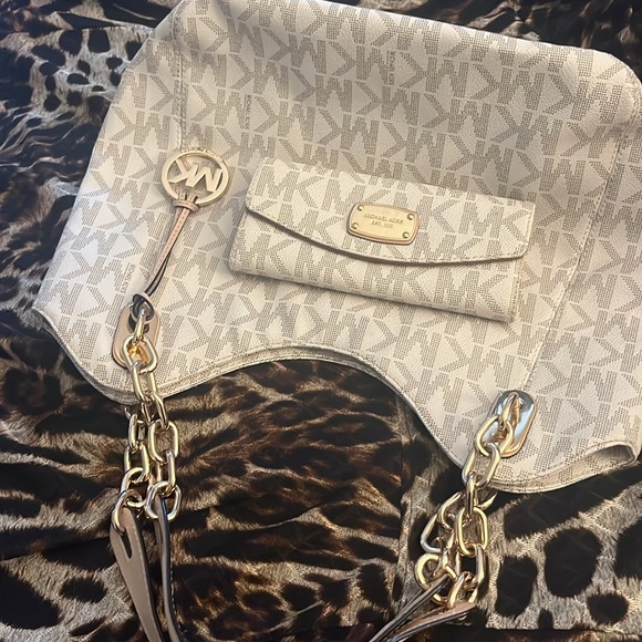 Micheal Kors bag & wallet 🤍 - Picture 7 of 7